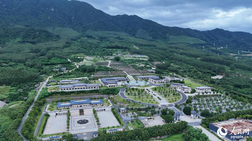 漳州市城市公益性公墓紧邻漳州市殡仪服务中心。人民网 李昌乾摄